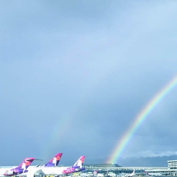 Aloha Street アロハストリートさんのインスタグラム写真 - (Aloha Street アロハストリートInstagram)「うっすら見えるダブルレインボー🌈✈️ 虹を見ると何か良いこと起こりそうだな〜とワクワクしてきますね！(ユウリ)  #ハワイ」11月4日 14時17分 - alohastreetcom_hawaii