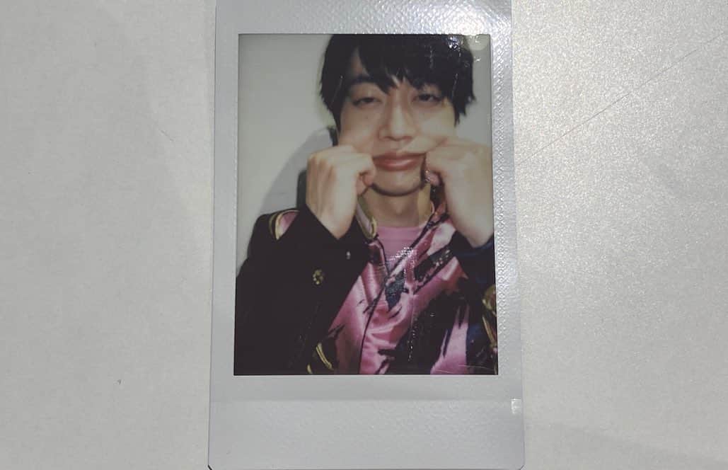 祭nine.さんのインスタグラム写真 - (祭nine.Instagram)「答えはアップルパイでした♪ 正解した方おめでとうございます！  誰ですか、僕を白雪姫に出てくる魔女だと思ってる人は。毒は入ってません。  #神田陸人 #アップルパイ #昨日撮ったチェキのNGも載せときます #轟け獅子太鼓 #MV公開中」11月4日 14時21分 - matsuri_nine.official