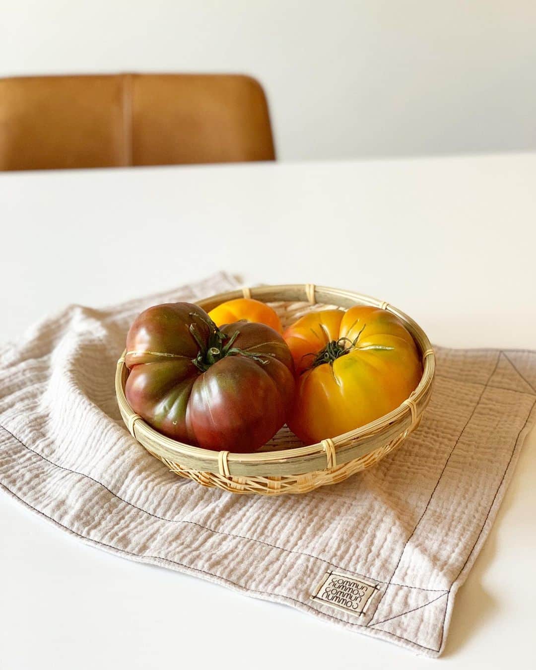 高木りなのインスタグラム：「ファーマーズマーケットで目についた#エアルームトマト 🍅💛わが家はみんなトマト嫌いだけど、色も形も違うこのトマトに惹かれ買ってみました✨息子たちに食べてもらうためにどう調理しようかな👩🏻‍🍳💓 下に敷いてるオーガニックコットンガーゼは @commun_commun 今まで手にしたガーゼの中でも一番手触りが良くておすすめです。次男くんのフェイスタオルにも使っています💓  파머스마켓에서 눈에 띈 #에어룸토마토 🍅 우리 집은 모두 토마토 싫어하지만, 색깔도 형태도 다르고, 궁금해서 사보았습니다 ✨ 아들들에게 주기 위해서 어떻게 요리할까... 🤔✨ 밑에 깐 오가닉코튼 거즈는 @commun_commun  지금까지 쓴 거즈중에 가장 감촉이 좋은거 같아요. 둘째의 얼굴용 수건으로도 쓰고있어요💗 . . .  #heirloomtomatoes #heritagetomatoes #farmersmarket #tomato #commun_commun #gauze #krinkle #꾸마꾸마 #주방소품 #거즈 #ガーゼ #オーガニックコットン #ハンドメイド」