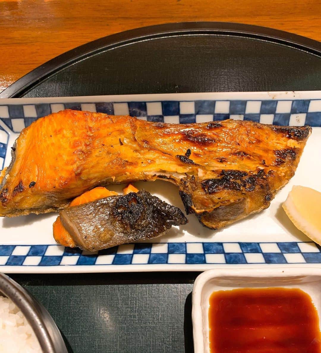 樫原伸彦さんのインスタグラム写真 - (樫原伸彦Instagram)「ボーカルレッスンの前に腹ごしらえ。  理想の焼き魚ランチを見つけた！  恵比寿「食彩 かどた」さんで 銀しゃけ塩焼き定食◎◎◎ プラス、よくばりメニューの 刺身三種 鯛、平貝、鮪かまトロ 2090円  夜は普通に高級な料理屋さんみたい。 炭焼きの銀しゃけは身が厚くカリっとジュワっと素晴らしい仕上がり。  お刺身も上等な美味しいトコだけが三点盛られてて大満足。 🍺飲みたくなりましたw  あと、錦松梅みたいな鰹節のふりかけが卓上に置いてあってウマウマで、ごはんのおかわりをしちゃいそうになるもグッと我慢。  お魚ランチ、 ここはヘビロ確定です。 毎日くるかも。  ま、さかな。  #ダジャレ #さかな #魚 #焼き魚 #定食 #刺身 #平貝 #鯛 #鮪 #しゃけ #和食 #日本食　 #銀しゃけ #炭火焼き #恵比寿 #グルメ #ランチ #食べ歩き #seafood #yammy #foodie #delicious #fish #salmon #tuna #ebisu #tokyo #japan #japanesefood  #lunch」11月4日 14時32分 - nobustagrammy