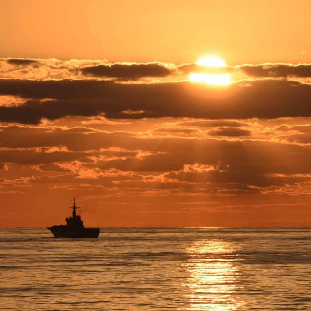 海上自衛隊さんのインスタグラム写真 - (海上自衛隊Instagram)「輸送艦「くにさき」は、令和２年度日米共同統合演習（10月26日～11月5日）に参加中です。朝日の中を航行する輸送艦「くにさき」です。  #海上自衛隊 #朝日 #旭日 #君に見せたい景色 #sunrise  #orange  #オレンジ色の空 #美しい景色 #キーンソード」11月4日 14時24分 - jmsdf_pr