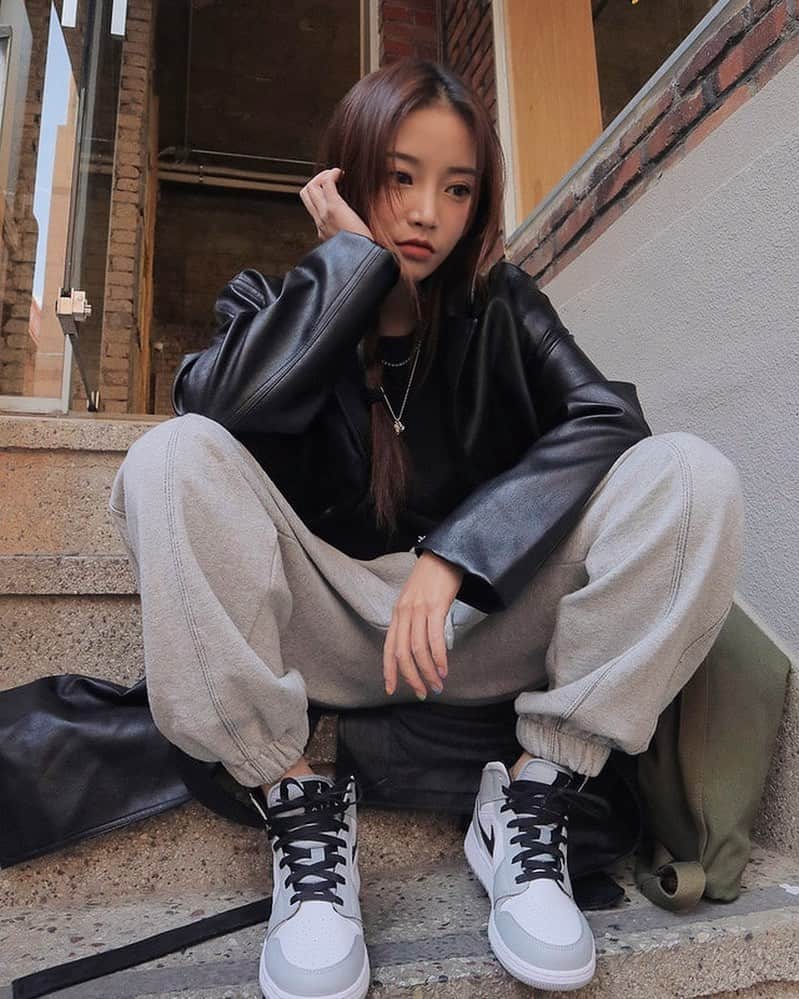 トキのインスタグラム：「이고 자켓 열번 더입을수 있는디 추어져서 슬프다... 코트 안에 껴서라도 입어야딩 너무 예쁘니깐🖤🖤🖤🖤🖤」