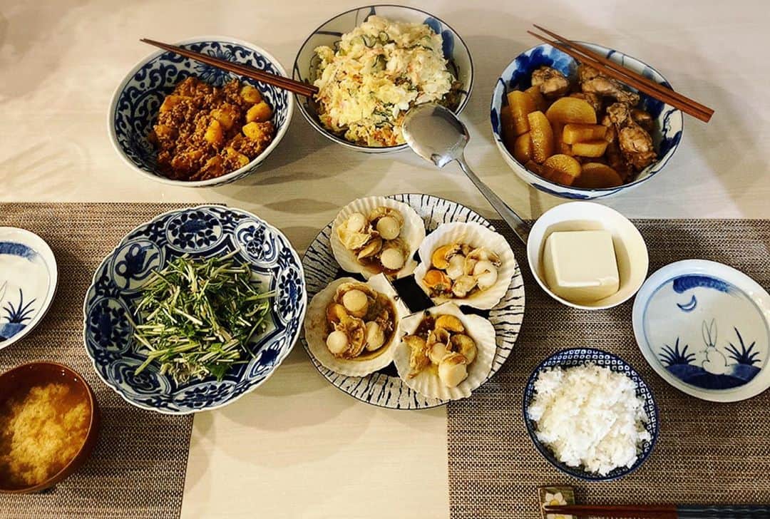杜このみのインスタグラム：「先日ブログにも掲載した写真ですが、改めてこちらでも♪ 水菜のじゃこサラダ、ウサギさんのお皿は、 #岩永浩 さんの作品です💓 お料理をする際、器を選ぶ時間が とっても幸せな時間です☺️✨ #おうちごはん #岩永浩 さん #有田焼 #うつわ好きと繋がりたい」