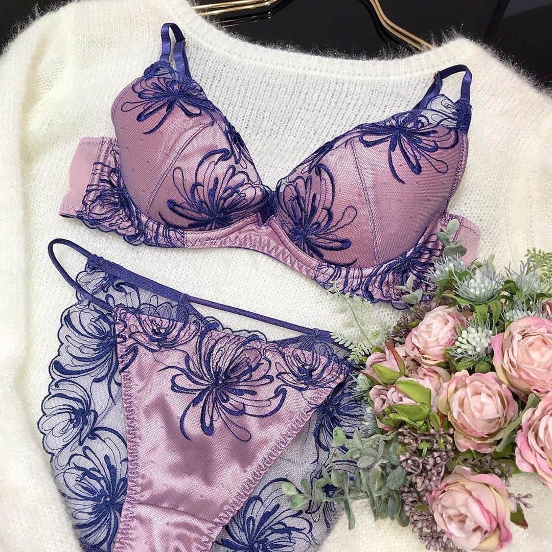 Ravijour札幌4丁目プラザ店のインスタグラム：「#onsale  冬の新作コレクション☃️ #ドットフラワー 単品ブラ ¥4,990+tax 単品ショーツ ¥2,790+tax〜  #ravijour #ラヴィジュール #ravijourstaff  #ravijoursapporo  #ravijour_official  #新作 #ランジェリー #pivot #ピヴォ」