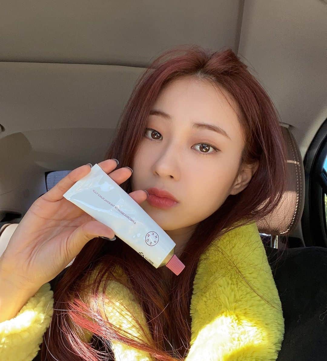 ギョンリ のインスタグラム：「#광고 날씨도 많이 건조해지고 시로 산책다녀오면 케어하느라 손이 항상 거칠어져 있어서 고민이었는데 유용하게 사용중인❣️ #세럼카인드 평소에 핸드크림 달고 사는데 끈적이지 않으면서 산뜻하게 수분이 코팅?되는 느낌이 좋았어요🤎 @serumkind #블랙블라썸핸드세럼 #핸드세럼」