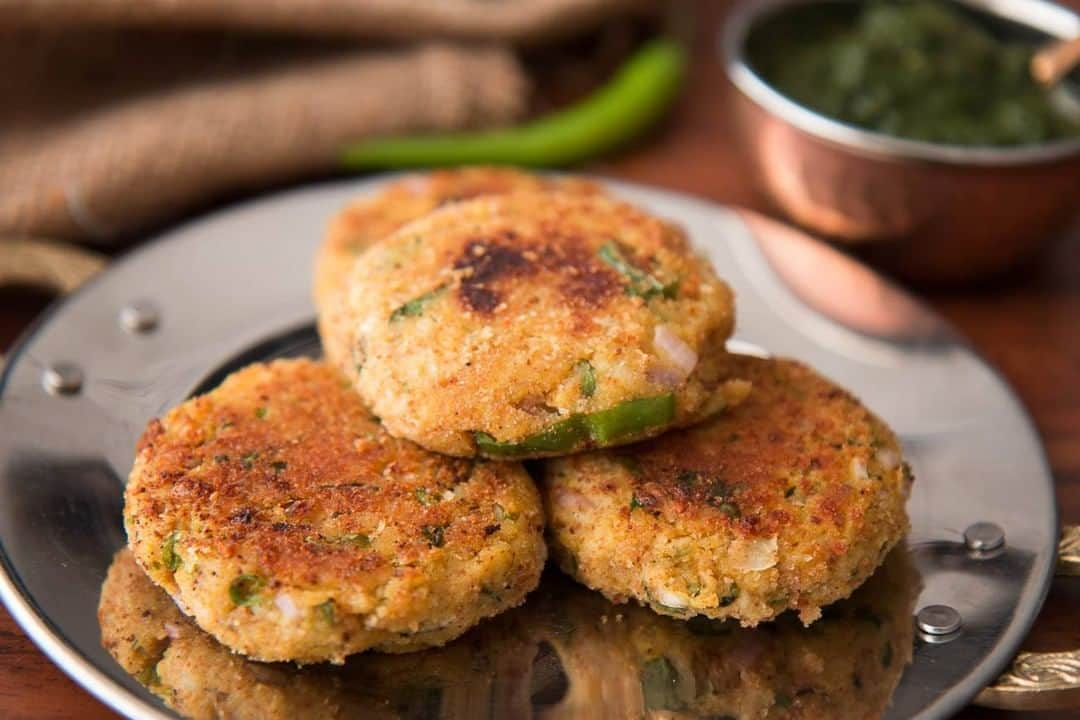 Archana's Kitchenさんのインスタグラム写真 - (Archana's KitchenInstagram)「#KarwaChauth special Arbi Cutlet is a crispy golden brown patty made with Colocasia root and flavoured with the Indian spices. It is also a perfect tea time snack. You can relish the Arbi Cutlet along with Dhaniya Pudina Chutney. Get the recipe from the smart.bio link in my profile @archanaskitchen」11月4日 14時48分 - archanaskitchen