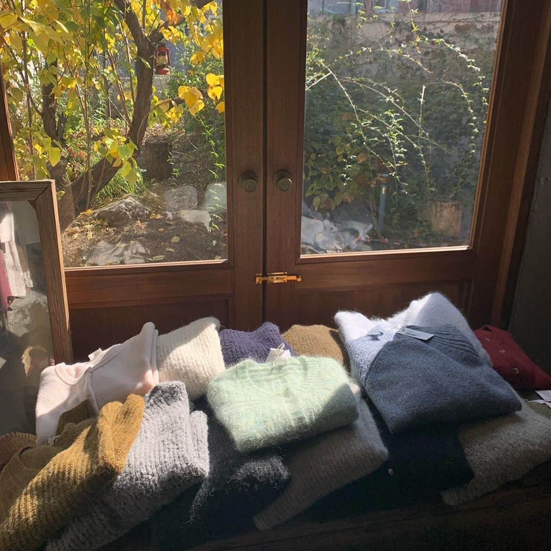ミナ さんのインスタグラム写真 - (ミナ Instagram)「🌬 - 눈치 없이 일찍 찾아온 겨울 바람 속 마지막 가을 저장🍂」11月4日 14時55分 - blossomh_