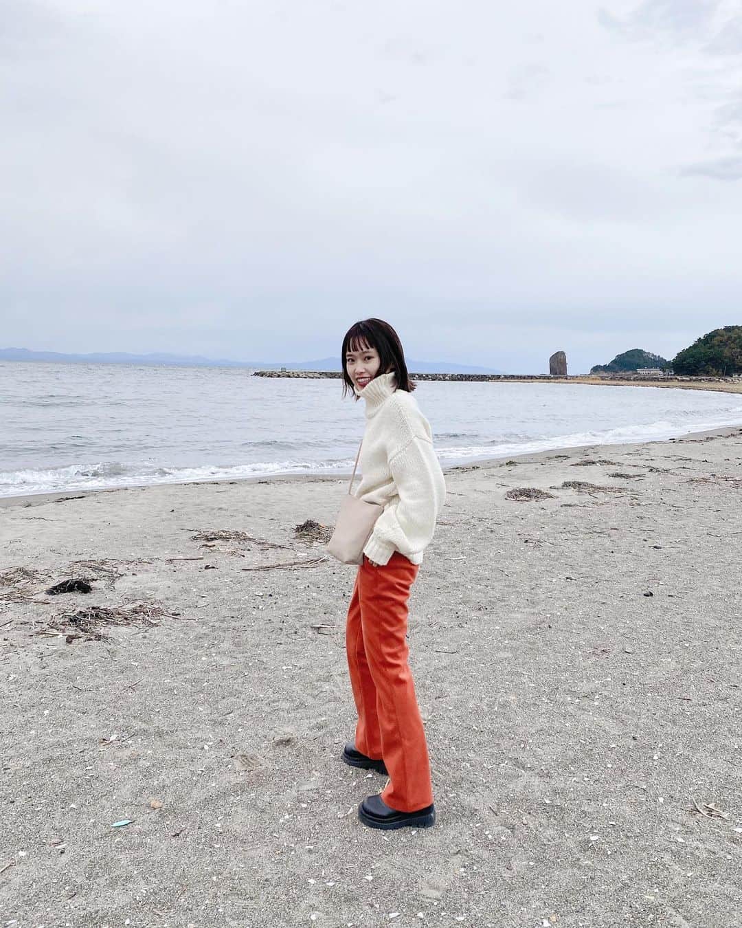 井村亜里香さんのインスタグラム写真 - (井村亜里香Instagram)「天気悪いの知ってたけど どうしても海が見たくて海へ。 青森の海はおしゃれでも何でもないけど😶 小さい頃から海の近くで育ったから 私のパワースポットなんです！ 寒かったけど深呼吸できてよかった♡ でもやっぱり鎌倉の海に行きたくて窒息しそう🙄涙 knit: @todayful_  pants:  @_vacancy_official bag: @ayakawasaki  ・ #vacancy#knit#code#beach#aomori #fashion#codenate#ootd#ocean #ヴァカンシー#ニット#カラーパンツ#青森  #ニットコーデ#通販#冬服#私服#セーター #コーデ#毎日コーデ#ファッション通販#海」11月4日 14時56分 - arika_imura