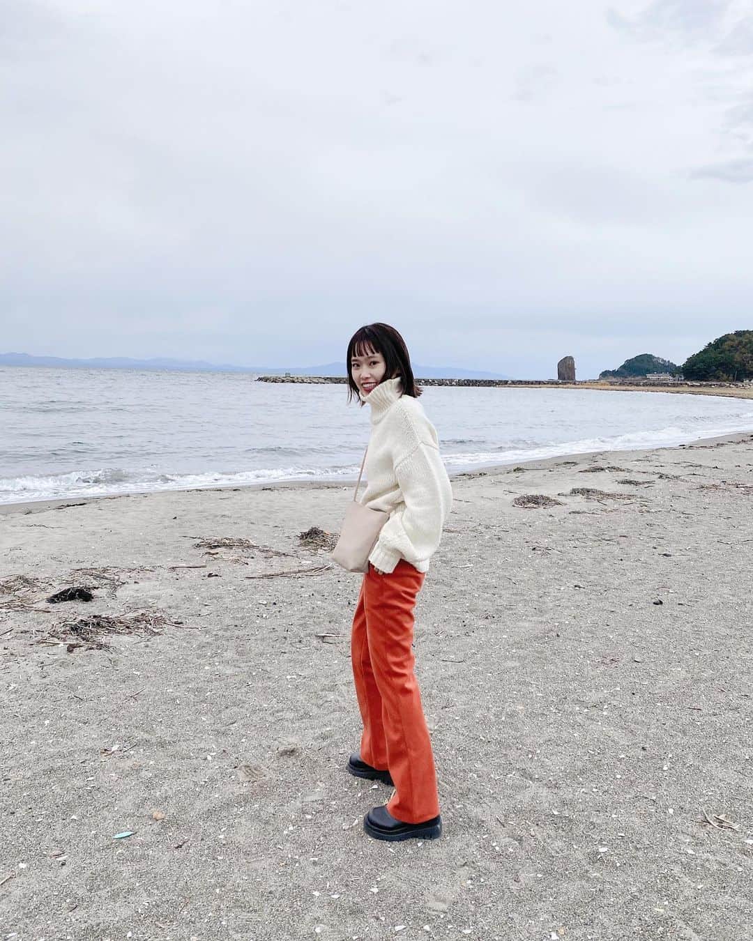 井村亜里香のインスタグラム：「天気悪いの知ってたけど どうしても海が見たくて海へ。 青森の海はおしゃれでも何でもないけど😶 小さい頃から海の近くで育ったから 私のパワースポットなんです！ 寒かったけど深呼吸できてよかった♡ でもやっぱり鎌倉の海に行きたくて窒息しそう🙄涙 knit: @todayful_  pants:  @_vacancy_official bag: @ayakawasaki  ・ #vacancy#knit#code#beach#aomori #fashion#codenate#ootd#ocean #ヴァカンシー#ニット#カラーパンツ#青森  #ニットコーデ#通販#冬服#私服#セーター #コーデ#毎日コーデ#ファッション通販#海」