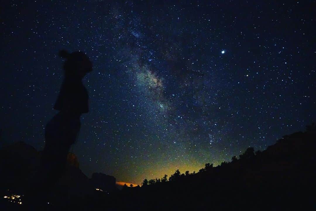 倉地美晴さんのインスタグラム写真 - (倉地美晴Instagram)「・ セドナ の星空 「地球を味わい尽くして生きたい」 私のフットワークが軽すぎる１番の理由はこれかな。  フィードやストーリーにあげる写真は全部自分の目で見て感動して写真に収めた場所！どこか気になる人は聞いてね😂  #mothernature #nature #sky #stars #sunset #sedona #starlight #earth #earthwarriors」11月4日 15時00分 - miharu_kurachi