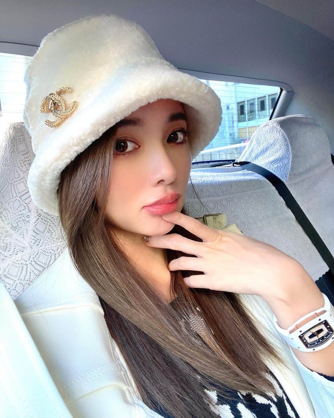 のインスタグラム：「On the way home from the hair salon🤍 It's sunny autumn in Tokyo and very pleasant weather🍁 I'm in a good mood with my hair smooth♥️ . 美容院帰り💇‍♀️ 三年伸ばしてる髪の毛がこんなにサラサラなのは @rrsalon_ のおかげ🥰 自撮りが盛れるのはulikeのおかげ🥰 秋晴れで気持ちいーね🦌🍁✨ . . #chanel #chanellover #chanelaccessories #chanellove #philliplim #beautyhair #rrsalon #beautyhairstyle #smoothhair #selfie #selfietime #richardmille #luxurywatch  #beautycare #自撮り #シャネル #フィリップリム #リシャールミル #美髪 #美髪ケア #美活」
