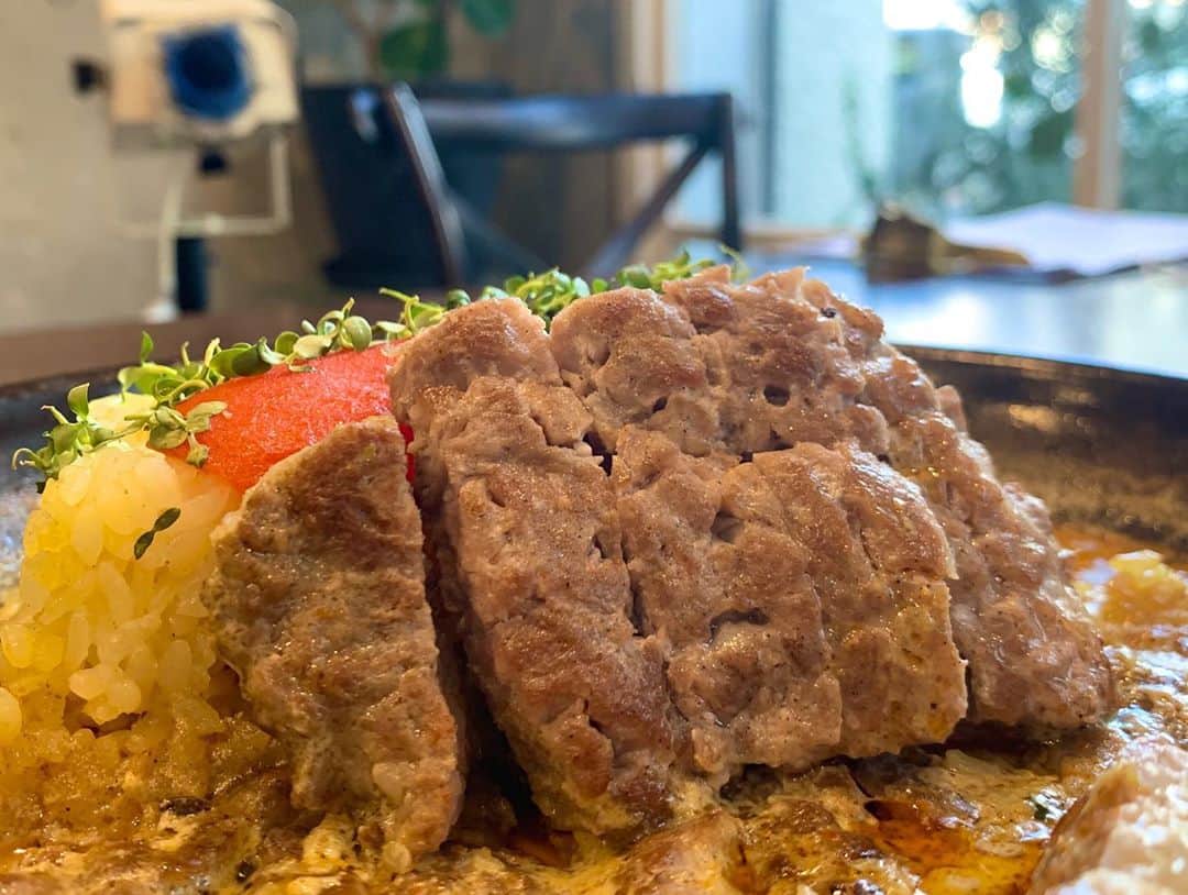 たけるさんのインスタグラム写真 - (たけるInstagram)「ソコトラ水曜日、ご覧頂きありがとうございました🙇‍♂️・ ・ 本日はbills福岡さんの2階、 #星期菜 さんからお送りしました✨・ ・ 15時間かけて水出しするジャスミンティー。ワイングラスで飲むとさらに香りがふくよかに🤤・ ・ ・ #しりとりカレー では薬院の #Rスリランカ さんをご紹介しました🍛✨・ ・ ビザの関係で自国に帰らなければならなくなったスリランカ人店主にかわり、常連の大隈さんが味を引き継ぎ更なる人気店に🙌・ ・ 男気溢れる灼熱の一皿、詳しい味のレポは後日 @spicy_takeru3 にて🙌・ ・ ・ さぁ次は明後日6日(金)‼️・ ・ #トーフィーパーク からお届けします✨ ・ ・ #ソコトラ #RKB  #星期菜  #ハルさん #本田奈也花 アナウンサー #TAKERU #たける #不動たける #ボイジャー #ウルトラマン #エントリーサービスプロモーション ・ ・ ・ 🆕カレーを愛でる為だけのアカウントはじめました🍛✨・ ・ @spicy_takeru3 ・ ・ カレー好きな方、よければフォローお願い致します＼(^o^) ／」11月4日 15時09分 - take_yan78