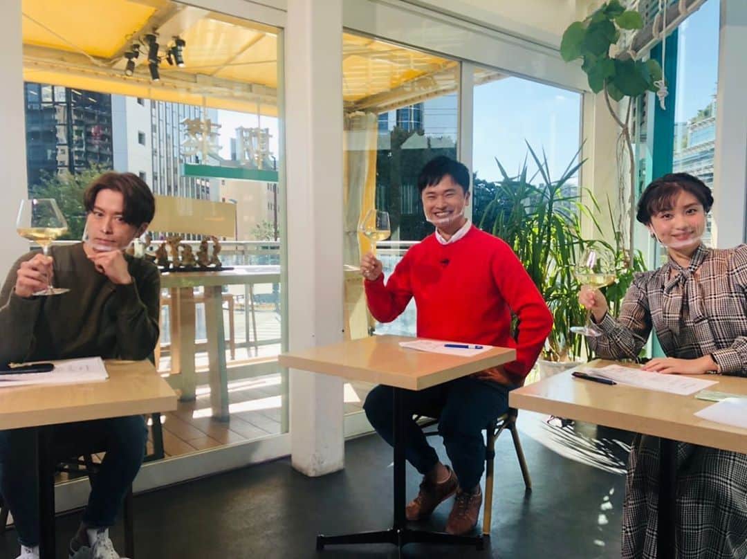 たけるさんのインスタグラム写真 - (たけるInstagram)「ソコトラ水曜日、ご覧頂きありがとうございました🙇‍♂️・ ・ 本日はbills福岡さんの2階、 #星期菜 さんからお送りしました✨・ ・ 15時間かけて水出しするジャスミンティー。ワイングラスで飲むとさらに香りがふくよかに🤤・ ・ ・ #しりとりカレー では薬院の #Rスリランカ さんをご紹介しました🍛✨・ ・ ビザの関係で自国に帰らなければならなくなったスリランカ人店主にかわり、常連の大隈さんが味を引き継ぎ更なる人気店に🙌・ ・ 男気溢れる灼熱の一皿、詳しい味のレポは後日 @spicy_takeru3 にて🙌・ ・ ・ さぁ次は明後日6日(金)‼️・ ・ #トーフィーパーク からお届けします✨ ・ ・ #ソコトラ #RKB  #星期菜  #ハルさん #本田奈也花 アナウンサー #TAKERU #たける #不動たける #ボイジャー #ウルトラマン #エントリーサービスプロモーション ・ ・ ・ 🆕カレーを愛でる為だけのアカウントはじめました🍛✨・ ・ @spicy_takeru3 ・ ・ カレー好きな方、よければフォローお願い致します＼(^o^) ／」11月4日 15時09分 - take_yan78