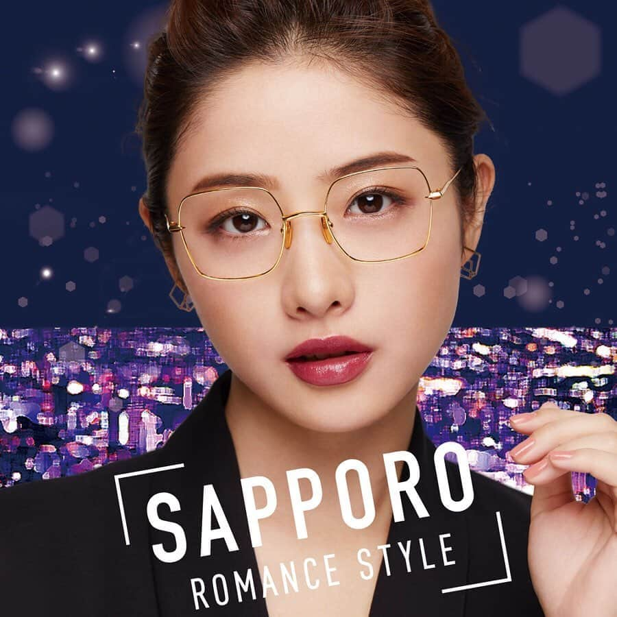 AUBE オーブ 公式のインスタグラム：「【石原さとみさん×ロマンススタイル】﻿ ――SAPPORO ROMANCE STYLE――﻿ 幻想的な魅力を放つ﻿ 札幌の夜景をイメージしたメイクスタイル﻿ ﻿ 11月新発売のタイムレスカラーリップ6色を﻿ 使った新メイクパターンは、﻿ 日本の都市からインスパイアされたもの。﻿ ﻿ メイクパターンは全6種。1日1種ずつ﻿ 投稿しますので、﻿ 好きなメイクをいいねで教えてね！﻿ ﻿ あなたはどんなメイクでこの冬を過ごしますか？﻿ ﻿ ＜石原さとみさん使用色＞﻿ ★タイムレスカラーリップ　03 スパイスローズ﻿ ★ブラシひと塗りシャドウN　14 ブラウン系﻿ ★ブラシひと塗りチーク　01 ローズピンク﻿ ★見たまま塗るだけアイブロウコンパクト　BR811 ライトブラウン﻿ ﻿ #AUBE #オーブ #タイムレスカラーリップ #幸せリップ #石原さとみ #新商品 #新発売 #新作情報 #新作コスメ #新作コスメ2020 #新作リップ #時短メイク #マスクメイク #時短コスメ #リップ #口紅 #リモートメイク #リップメイク #テレワークメイク #お仕事メイク #おすすめリップ #ナチュラルメイク #デートメイク #コスメ紹介 #秋コスメ #秋メイク #秋リップ #色持ち #コスメ好き #10秒シャドウ」