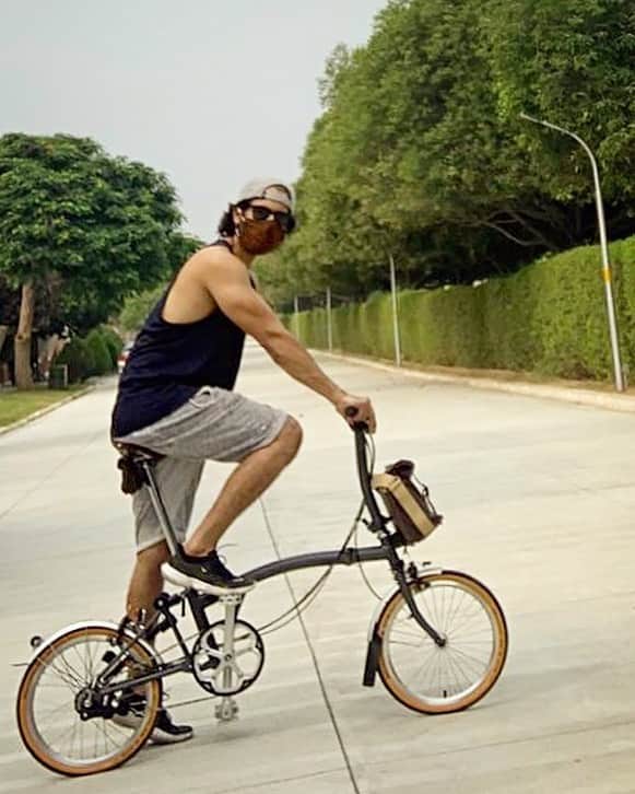 シャーヒド・カプールのインスタグラム：「No amount of stress a good ride can’t take care of. Happiest on 2 wheels.」