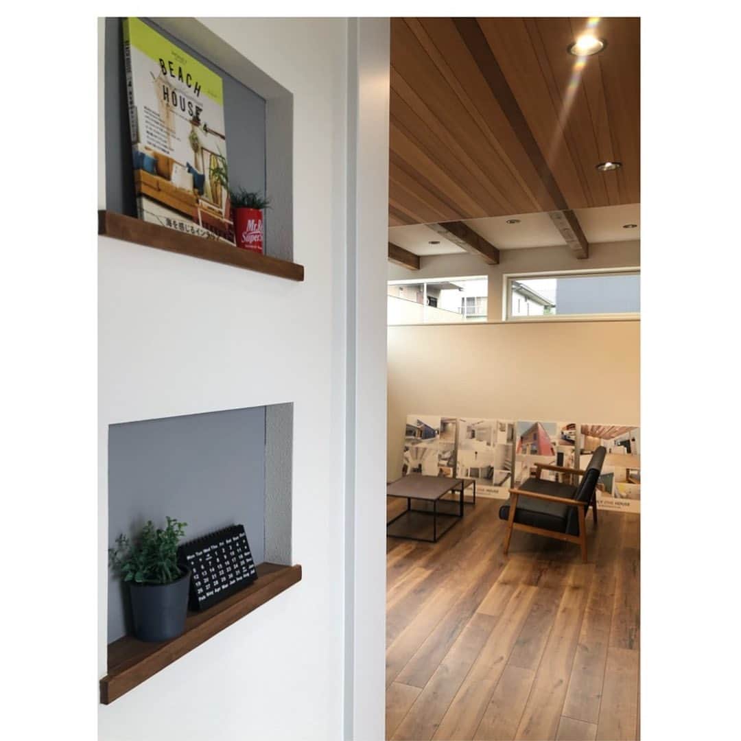 ONLY ONE HOUSE 株式会社 新谷組のインスタグラム：「JUST A GOOD - 自然の素材で寛ぐ家 -  OPEN HOUSE  in 敦賀市 2020.11.14(土)  10:00-17:00 2020.11.15 (日)  10:00-16:00  とても安らぎのある上質な 自然素材の塗り壁に同じものが ないレッドシダーの天井は 自然の表情をつくるお洒落な 空間に仕上がりました。  50先の幸せをカタチに。 ONLY ONE HOUSE 施工  「建築家と作る憧れの暮らし」 - A Special Life -  家族のカタチや暮らし方はそれぞれ違います。 だから家だってひとつひとつ違って いていいはず。一生に一度の大きな買い物 であれば、デザインやディティールにも時間を かけてこだわりたいですよね。  ご家族の絆が深まり大人も子供も 自然に感性が育まれるたくさんの夢 や希望が詰まった「家」というカタチ にしていくのが建築家の仕事です。  そのお客様の声を聞き、家族の ライフスタイルを尊重した、家族のための 「特別な住まい」をつくりあげます。  『家族の想いをより良いカタチに』 newest architect 他多数の有名建築家がご提案  🌵coming soon🌵 只今高浜町にもモデルハウスを建設中です。 HPやInstagramに内覧会情報や施工事例、豆知識 など随時UPしておりますので是非ご確認下さい。 . . ⚀ 本社TEL  0770-78-1255 ⚁ 事務所TEL  0770-59-2552 ⚂ E-Mail  shintanigumi@outlook.jp ⚃ 新谷組HP  http://www.shintanigumi.jg .  #新谷組#おおい町#舞鶴市#高浜町#小浜市#敦賀市#若狭町#美浜町#新築#一戸建て#外構工事#改修工事#シンプルライフ#マイホーム#マイホーム計画#注文住宅#デザイン住宅#自由設計#工務店#金属サイディング#無垢材#ジョリパット#塗り壁」