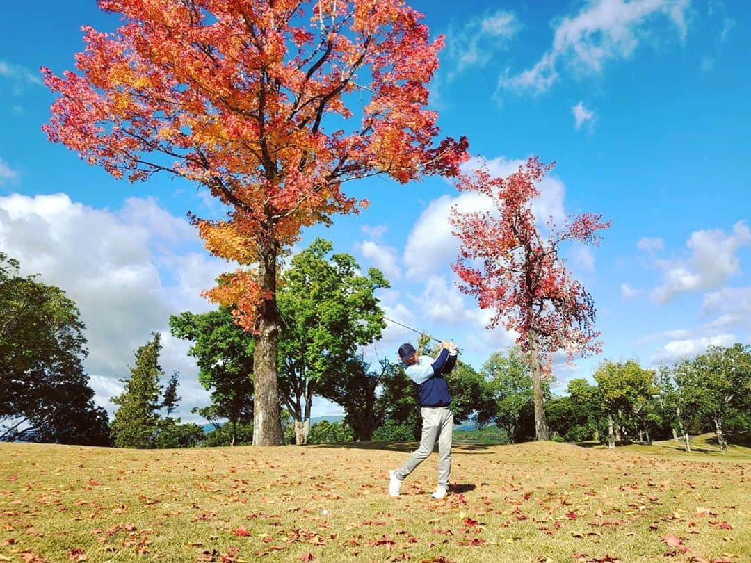 黒岩唯一さんのインスタグラム写真 - (黒岩唯一Instagram)「色づいて来ましたね！！ 風は秋色。  #紅葉  #秋  #golf  #風が冷たい  #黒岩唯一」11月4日 15時17分 - tadakazukuroiwa