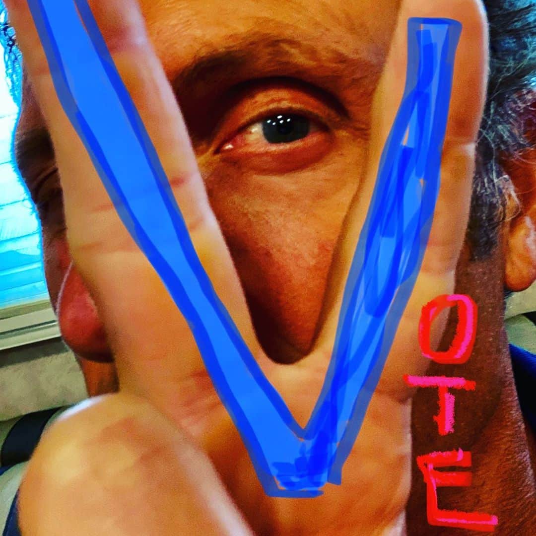 トニー・ゴールドウィンのインスタグラム：「It’s in our hands now... Happy #ElectionDay ! #VOTE」