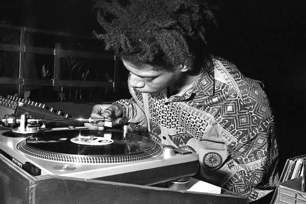 Meganさんのインスタグラム写真 - (MeganInstagram)「Jean-Michel Basquiat dj’ing at Area, New York, 1985 〰 photo by Ben Buchanan ⚡️ . . . . . #downtown #Basquiat #newyork #jeanmichelbasquiat #dj #nightclub」11月4日 15時26分 - zanzan_domus