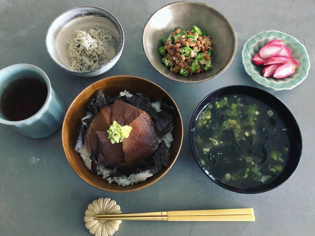 のインスタグラム：「ぶりの漬け丼にオクラと納豆、しらすおろし、わかめのおみおつけ、ラディッシュのぬか漬けでお昼ごはん。 #美味しい発酵食生活 #発酵美人になりませう #ぬか漬け #納豆 #マイマイ味噌」