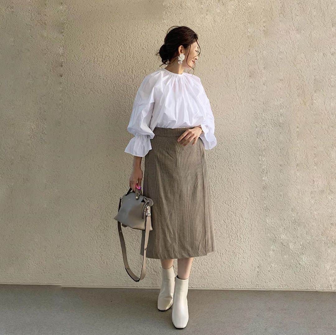 のインスタグラム：「@newans.official  のポップアップが有楽町マルイで 11／11までやってるよ️🥰 私　月曜に行って、このシャツゲット👍👍👍 ほんっとに可愛い❤️❤️❤️ シャツは　形が何種類もあってくれた行ったらお気に入りが見つかると思う！ 肌触りはもちろんいいし、形も全部素敵‼️ 🍀 二万円以上購入でサングラスもらえるよ(在庫なくなり次第終了)  @newans.official  をフォローするとPOPUP期間中10パーセントでご購入出来るよ️‼️‼️‼️  ＃Newans ＃ハッシュニュアンス　 ＃thisismynewanswer #アラフォー#アラフォーコーデ  #40代コーデ #40代ファッション  #カジュアル#カジュアルコーデ#シンプル#シンプルコーデ #code#codenate #fashion #ootd #こんぶコーデ#ママコーデ#ママファッション#ママリ #mamamoo #locari#女の子ママ」