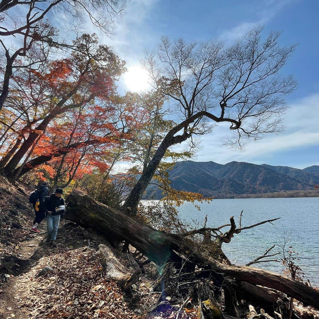 ワシントン・フェラーリさんのインスタグラム写真 - (ワシントン・フェラーリInstagram)「栃木県の中禅寺湖へ幼なじみと紅葉を見に行きました🍁この日は雲一つなくて今までみてきた紅葉の中で1番綺麗だなって思いました。夜は満月が凄かった。 本当に日本の四季は素晴らしい。 なにより時間の流れをゆっくり幼なじみと過ごせたのは最高の時間でした。中禅寺湖の水をろ過して飲んだんですけどめちゃくちゃ美味しかった🥳👌」11月4日 15時38分 - washingtonferrari