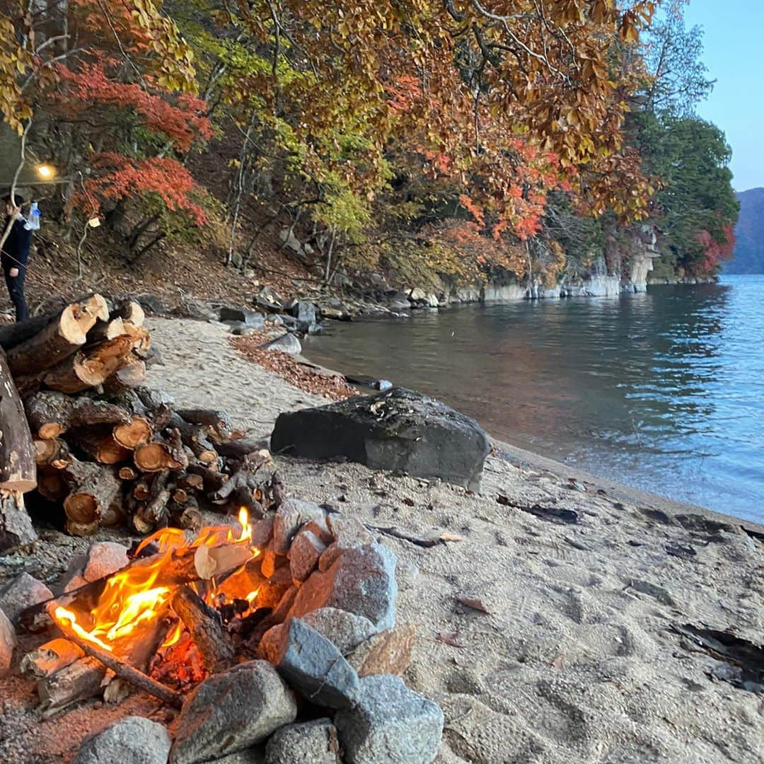 ワシントン・フェラーリさんのインスタグラム写真 - (ワシントン・フェラーリInstagram)「栃木県の中禅寺湖へ幼なじみと紅葉を見に行きました🍁この日は雲一つなくて今までみてきた紅葉の中で1番綺麗だなって思いました。夜は満月が凄かった。 本当に日本の四季は素晴らしい。 なにより時間の流れをゆっくり幼なじみと過ごせたのは最高の時間でした。中禅寺湖の水をろ過して飲んだんですけどめちゃくちゃ美味しかった🥳👌」11月4日 15時38分 - washingtonferrari