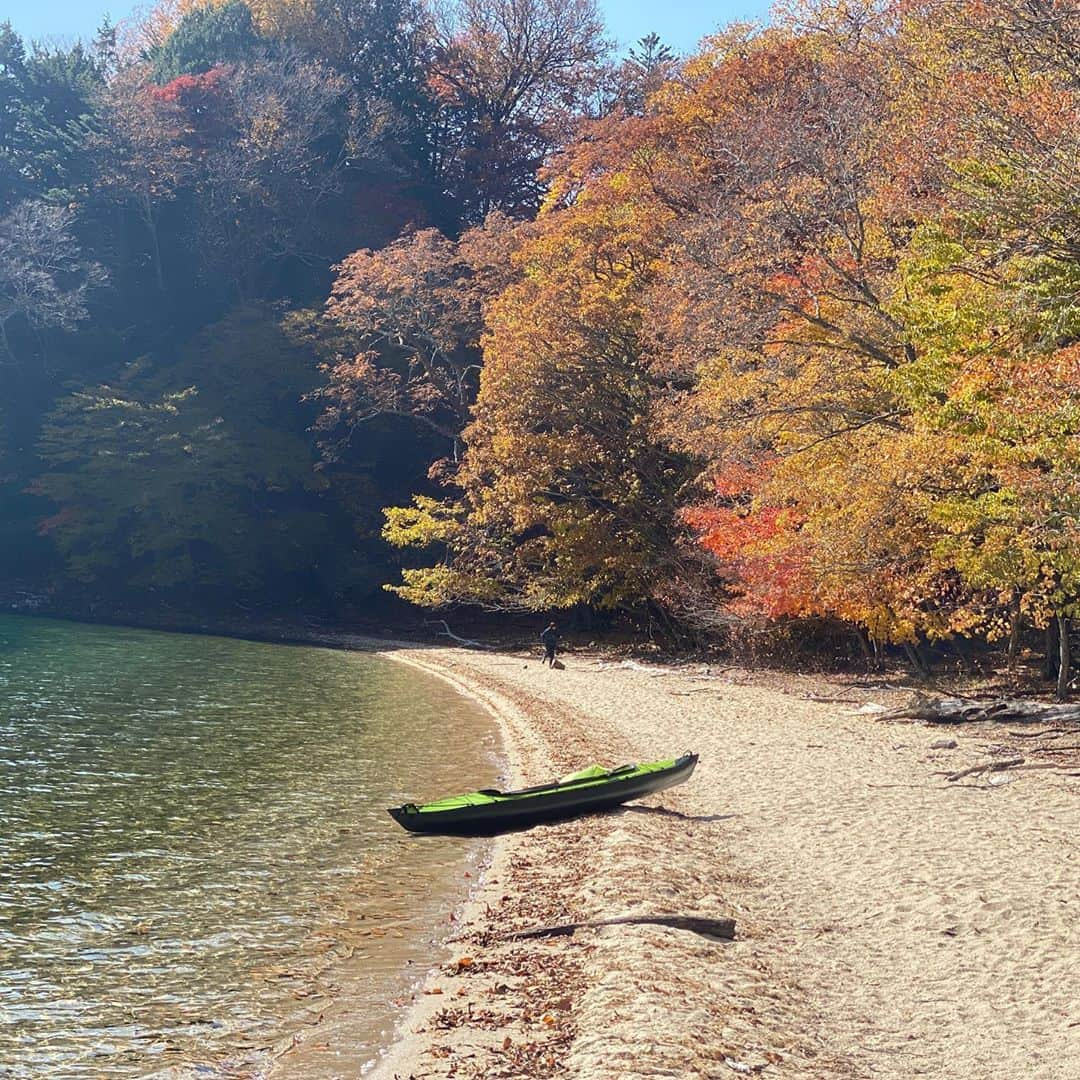 ワシントン・フェラーリさんのインスタグラム写真 - (ワシントン・フェラーリInstagram)「栃木県の中禅寺湖へ幼なじみと紅葉を見に行きました🍁この日は雲一つなくて今までみてきた紅葉の中で1番綺麗だなって思いました。夜は満月が凄かった。 本当に日本の四季は素晴らしい。 なにより時間の流れをゆっくり幼なじみと過ごせたのは最高の時間でした。中禅寺湖の水をろ過して飲んだんですけどめちゃくちゃ美味しかった🥳👌」11月4日 15時38分 - washingtonferrari