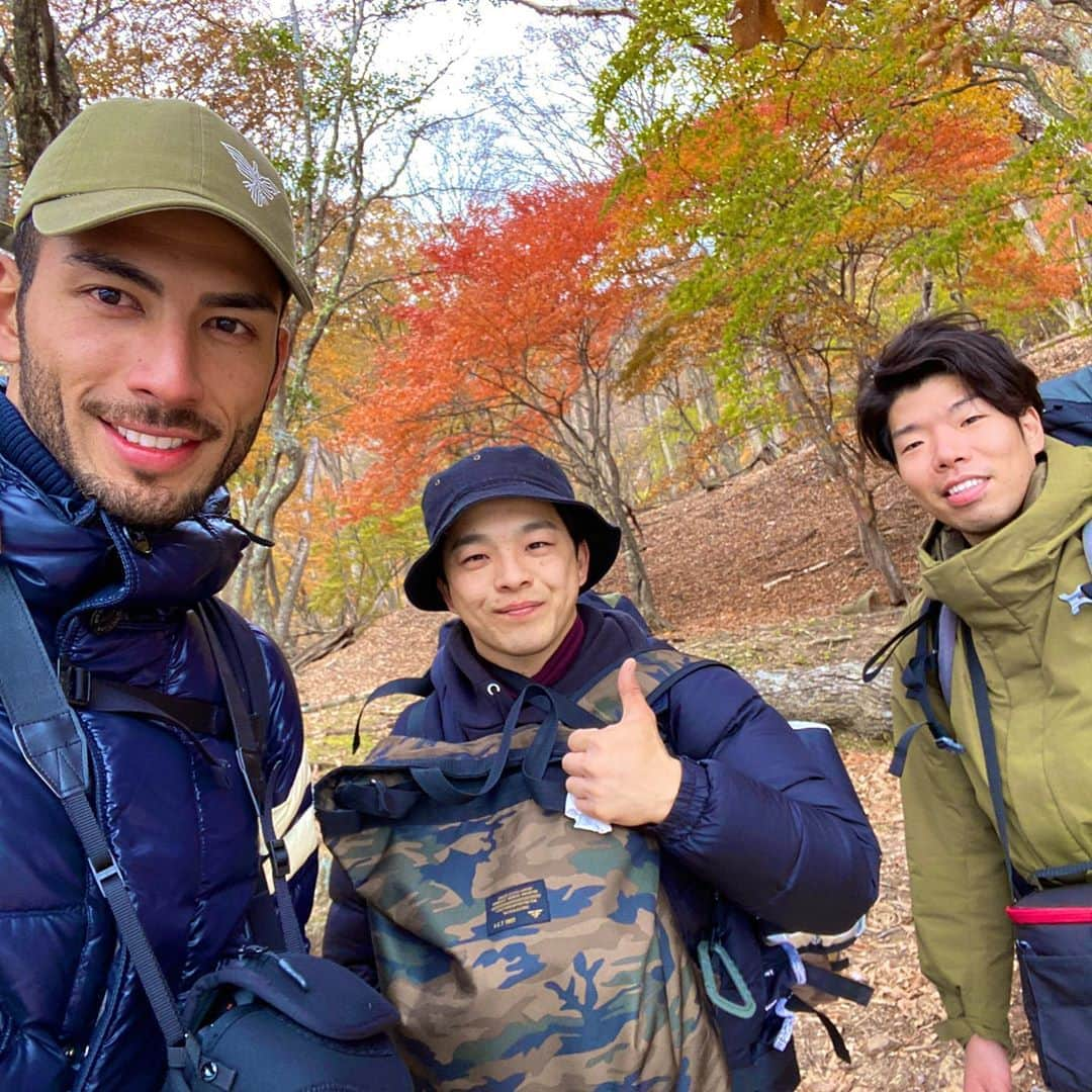 ワシントン・フェラーリさんのインスタグラム写真 - (ワシントン・フェラーリInstagram)「栃木県の中禅寺湖へ幼なじみと紅葉を見に行きました🍁この日は雲一つなくて今までみてきた紅葉の中で1番綺麗だなって思いました。夜は満月が凄かった。 本当に日本の四季は素晴らしい。 なにより時間の流れをゆっくり幼なじみと過ごせたのは最高の時間でした。中禅寺湖の水をろ過して飲んだんですけどめちゃくちゃ美味しかった🥳👌」11月4日 15時38分 - washingtonferrari