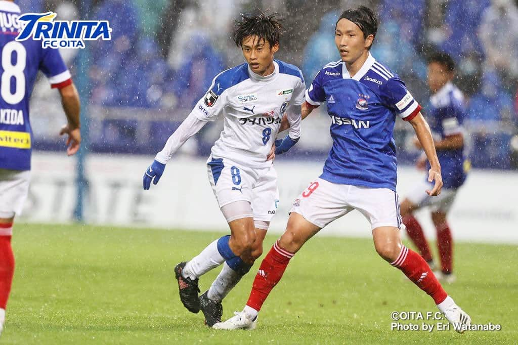 町田也真人のインスタグラム：「この試合から3試合メンバーに入れずにいた。 自分をまた見つめ直した。  そして相手は違えどまた同じスタジアムでの試合。  1-2のビハインド。  与えられた時間は10分。  試合に出れない悔しさを。 メンバーに入れない選手の分も責任持ってプレーをしようとピッチに入った。  残り8試合どんな状態になっても自分に矢印を向ける。それがプロ選手。  そしてたくさんの方々がスタジアムに来場してくれました。 手を出したくなくなるくらい寒くなってきてる中、手拍子で盛り上げていただき本当に有り難うございました✨✨  これからもっともっと寒くなるのに手拍子大丈夫かな？  みなさんの力で逆転出来たと思います。  残りの試合も宜しくお願いします。  #スボルメ #svolme #svolmefootball #neutralact」