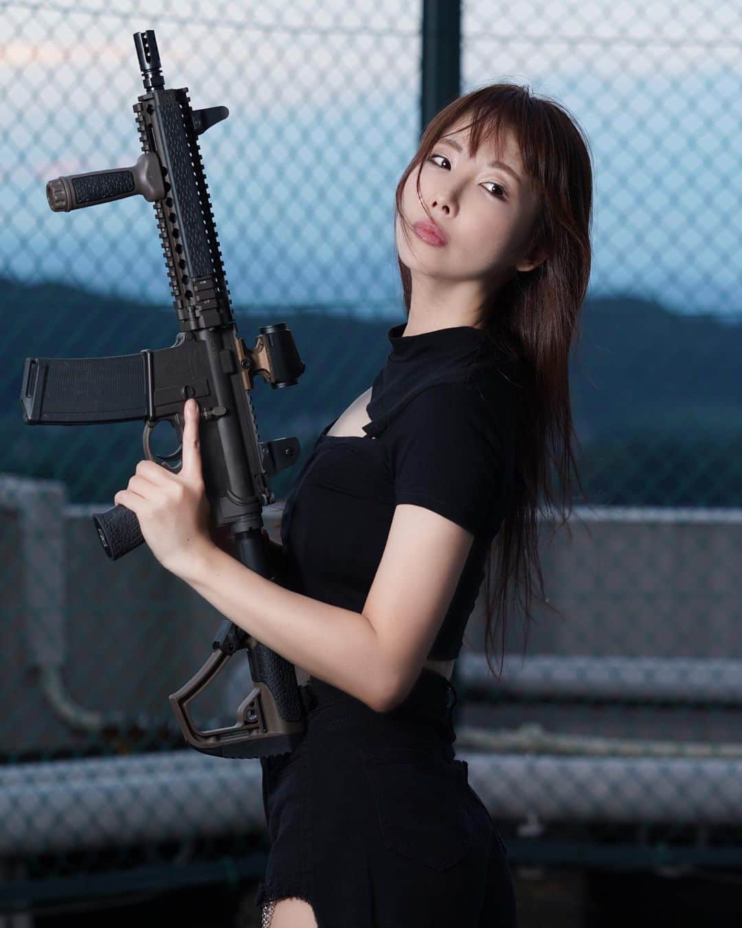 坂地久美さんのインスタグラム写真 - (坂地久美Instagram)「今発売中の  🔫💋『 コンバットマガジン 』(ワールドフォトプレス)💋🔫  ✨坂地久美連載コーナー✨では、  Daniel Defense  DDM4.mk18 🔫💞  と共に映画の🎬世界観を表現してみましたぁ♥️  本屋さんでチェックしてみてね📕😘  📸Photo by Yusuke Ito #コンバットマガジン #ワールドフォトプレス #コンマガ  #DanielDefense #DDM4.mk18  #gundeta #WAM4A1 #サバゲー #サバイバルゲーム #Gunドル #tacticute #生存遊戲 #サバゲー女子 #サバゲーファッション #military #tactical #tacticool #tacticutest #airsoft #airsoftgirl #airsoftworld #airsoftnation #airsoftphoto #girlsandgun  #airsoftlove #gungirl #インスタグラビア #アー写 #sakachikumi #坂地久美」11月4日 15時40分 - sakachikumi