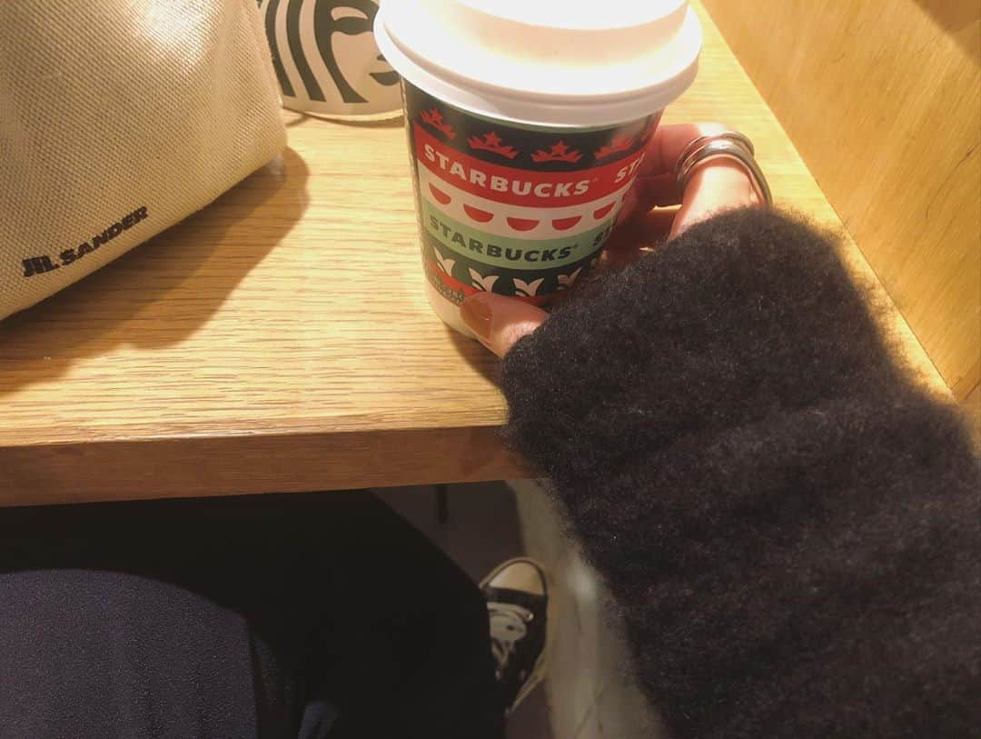 i_am_fukutaroのインスタグラム：「. もうXmasやん… . 早いやん？ . 今日飲んだティーラテのジョイフル 美味しかった♡ . . #starbucks #tealatte #xmas」