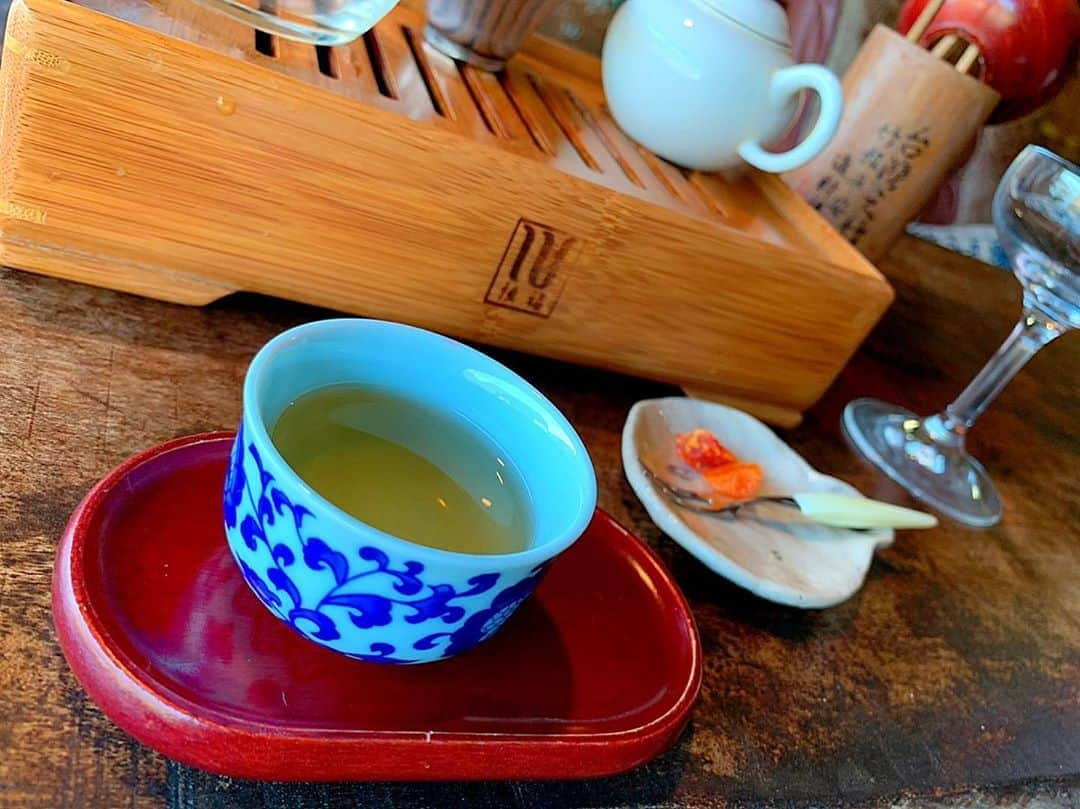 百合華さんのインスタグラム写真 - (百合華Instagram)「伊根の舟屋の風情漂う台湾茶専門店『chinzao』にてまったり本格ティータイム🧡  １番眺めの良いヨーロピアンテイストなソファー席を事前予約ww✨  台湾の本格烏龍茶を丁寧にいれてくださり茶葉の香りや味わいをゆっくりと堪能させていただきました🍵💕  漁からお戻りのお隣さんおかえりやす🎶  今は電動で舟を御片付け出来ちゃうという新しい発見に目から鱗ww👀💦💓  #autumn #秋 #小さい秋見つけた  #japan #日本 #kyoto  #京都 #伊根町  #伊根の舟屋  #舟屋 #舟屋カフェ #cafe #カフェ #afternoontea  #アフタヌーンティー  #afternoonteatime  #アフタヌーンティータイム  #お茶 #台湾茶 #台湾茶専門店 #台湾茶専門店靑竈  #chinzao」11月4日 15時48分 - yurika.lovelily