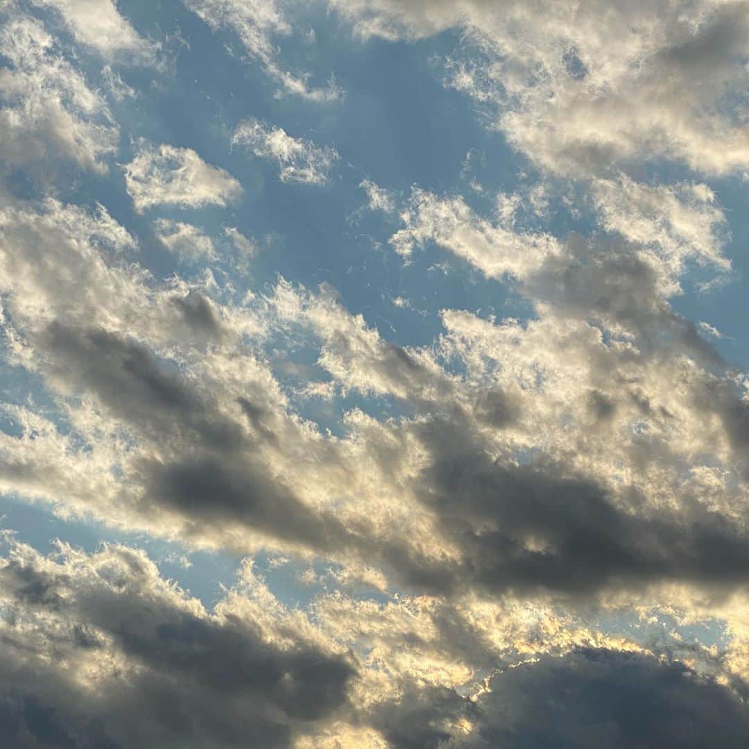 春名風花さんのインスタグラム写真 - (春名風花Instagram)「青空の写真をミラー加工したら 空の神が現れました…！  #春名風花 #空 #綺麗 #無加工」11月4日 15時48分 - harunafuka