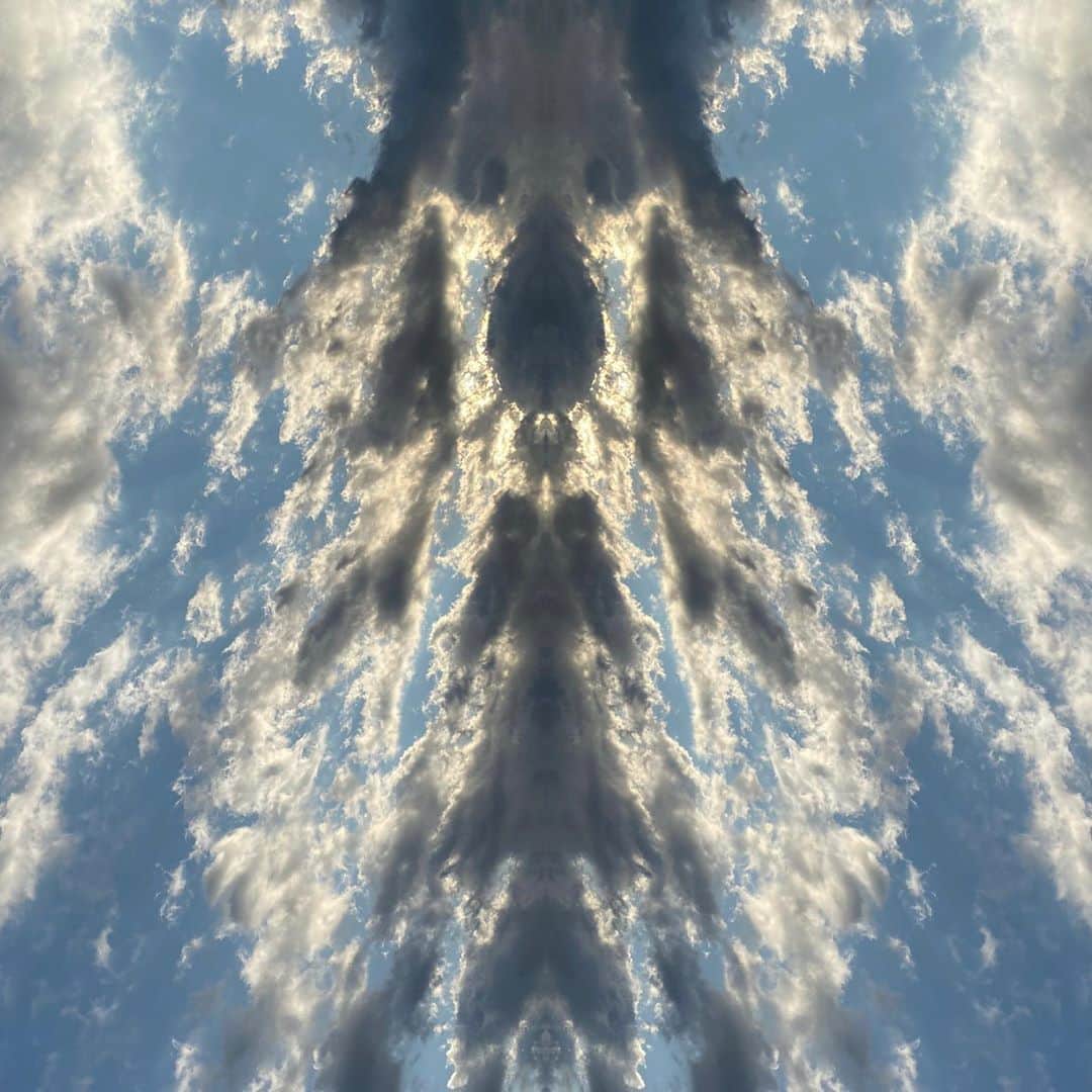 春名風花さんのインスタグラム写真 - (春名風花Instagram)「青空の写真をミラー加工したら 空の神が現れました…！  #春名風花 #空 #綺麗 #無加工」11月4日 15時48分 - harunafuka
