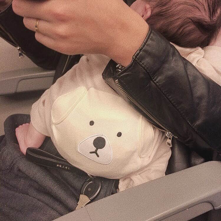 松尾 瞳のインスタグラム：「. 約３ヶ月の里帰り期間が終了して 東京に戻ってきました🗼 . 生後１ヶ月で新幹線デビュー👶🏻 . これから家族３人＋２匹でがんばります、、🌱 (初日にしてワン達のやかましさに困ってる)」