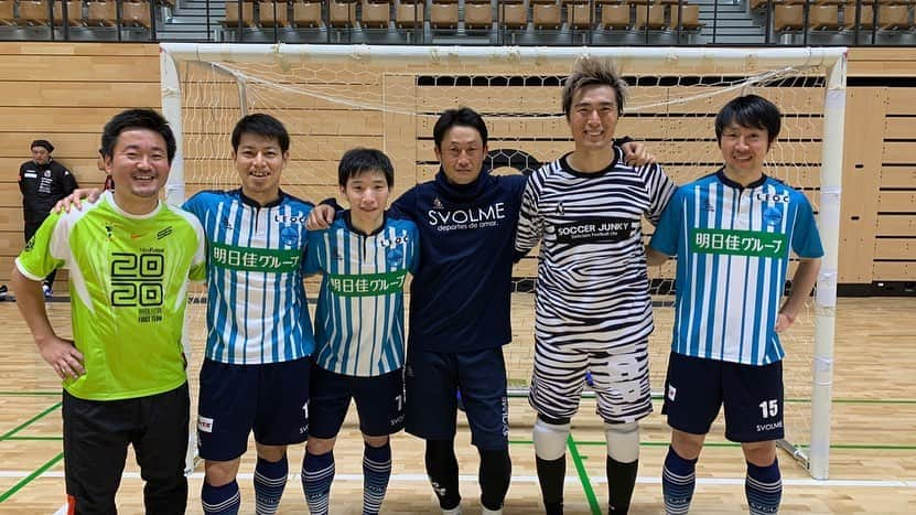 北野貴之さんのインスタグラム写真 - (北野貴之Instagram)「フットサルで久々に本気でGK。 相手は現役エスポラーダ北海道の子達だったので。 なにより、一緒にスボルメ社長とピッチに立てたり、河合竜二さんとピッチに立てたり、自分が北海高校1年の時、偉大で憧れた3年生、創成高校監督鏑木先輩とピッチに立てたりと光栄な時間でした！ 偉大な方とのご縁、優しく受け入れてくれて感謝です。  北海メンバーで偉大な鏑木さん中心に写真を撮り、その後には、後輩たちにフットボーラーとしての心得を指導しました。笑  #エスポラーダ北海道#水上玄太#西村啓#翼#北海健児」11月4日 15時59分 - takashi_kitano