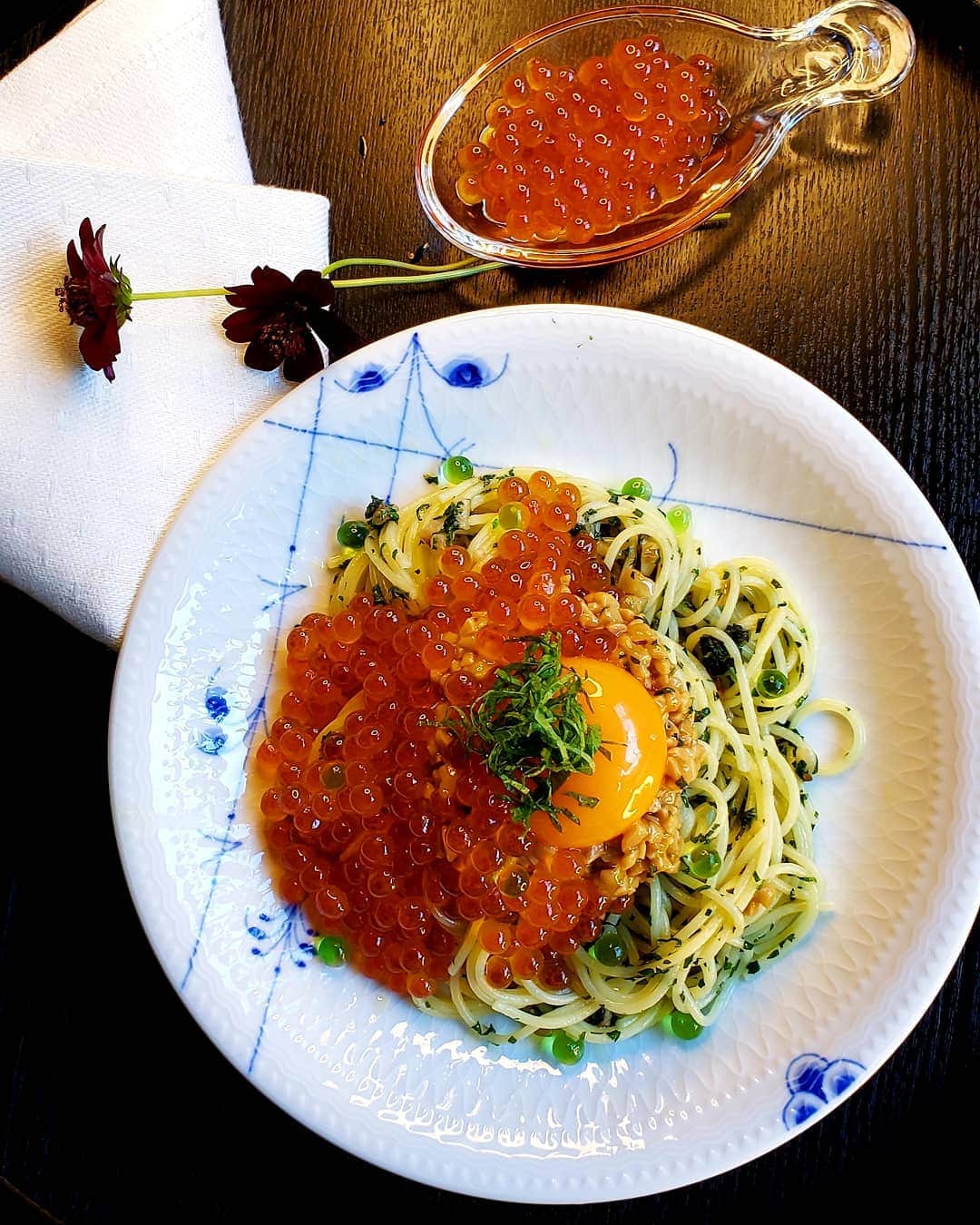 のインスタグラム：「新筋子  沢山漬けました。  イクラ丼に飽きた時はイクラパスタでも如何ですか？  紫蘇のパスタにいぶりがっこの漬物の角切りを混ぜて歯応えと塩味のアクセント  ひきわり納豆に卵黄を乗せて良く混ぜて召し上がれ💛  #イクラのパスタ #追いイクラ #紫蘇のパスタ #いぶりがっこ #家にあるもので #和風パスタ #新筋子 #お正月の分まで漬けました #わさびーず #この後秋鮭とイクラのクリーム風パスタを作りました。秒で無くなりました。」