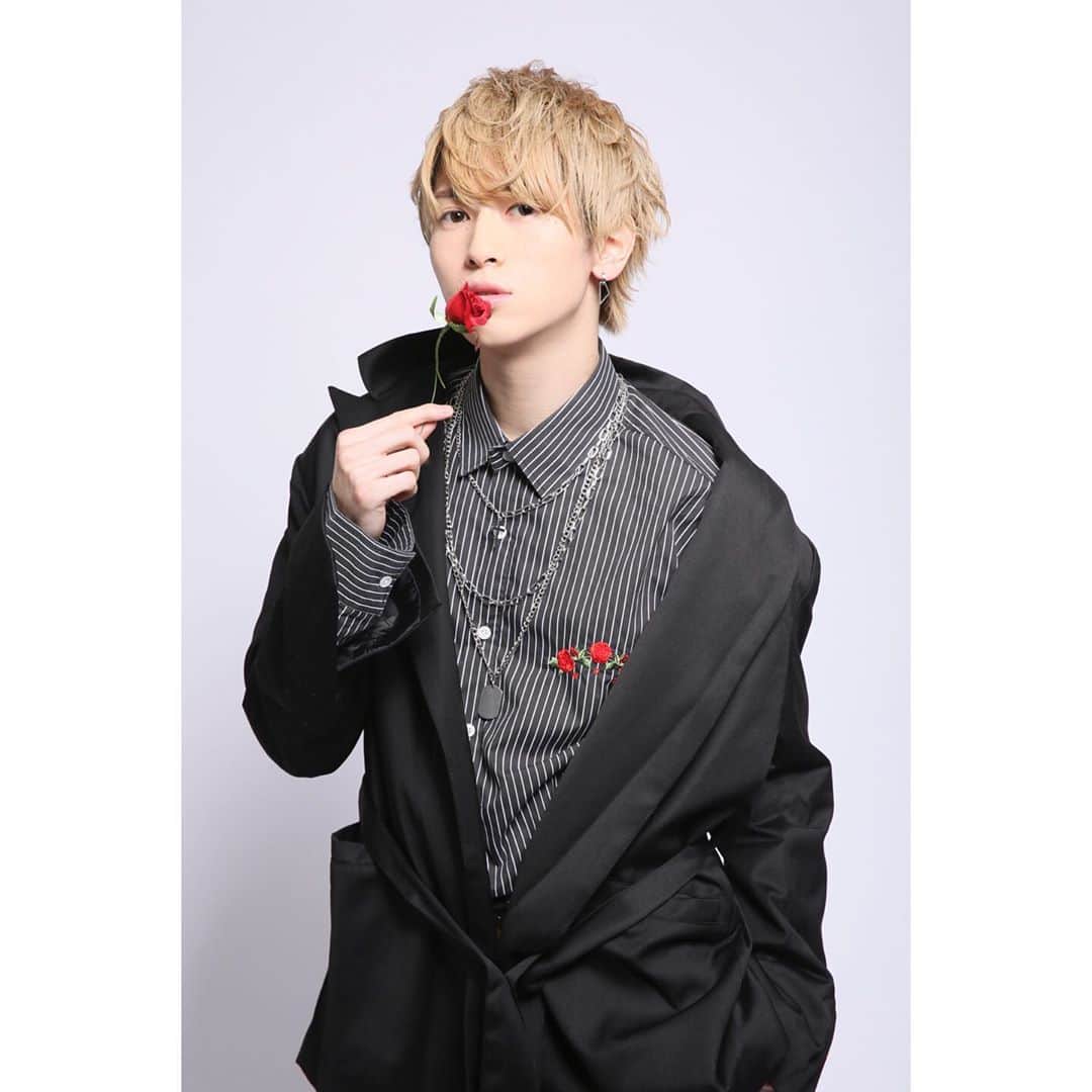 のインスタグラム：「白馬王子👑🦄🌹or黒王子👑🥀⛓  #王子様 #king #イケメン #アイドル #顔面国宝　#黒王子　#followｍe」
