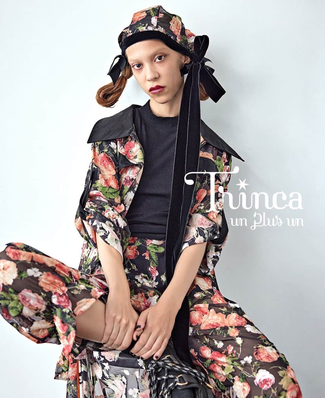 のインスタグラム：「trinca un plus un 2021ss 展示会のご案内  コロナウイルス の流行で、沢山の価値観や、人生観に影響があった２０２０年でしたが、改めてもっとファッションと洋服に愛おしさを感じるようになりました。そして益々丁寧に、こだわりを持ち洋服作りに励んでいこうと思える時間になりました。 みなさんにも今回の展示会を楽しんでいただけるように、素敵なアクセサリーショップRUKAでの、開催となります。 アクセサリーのオーダー、購入も可能になります。是非素敵な時間を過ごしていただけますように、、、 また、今回は大好きなuchidamishinとのコラボパンツも発売です！！ 当日は一般の方も入場可能になっていますので是非いらして下さい。 私は4日間いますので是非皆様いらしてくださいねー！！ 日時 2020 11/5 木12:00〜19:00 11/6 金12:00〜19:00 11/7 土 12:00〜18:00 11/8 日 12:00〜18:00 となります。 場所　RUKA青山 東京都港区北青山3-14-4,TRTビル1階  https://rukaaccessories.com/pages/stockist  表参道駅徒歩3分 是非皆さまお誘い合わせの上いらしてくださいね！」