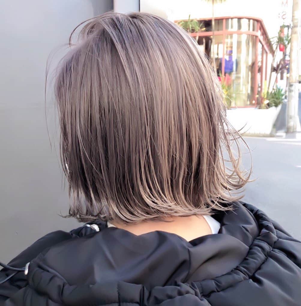 斉藤潤一のインスタグラム：「ノーブルローズ めちゃくちゃ可愛い色ですよ。  #ボブ 明るいカラーが好きな方は是非 . 〒150-0041 東京都渋谷区神南 ご予約はこちらへ ☞☞ TEL ☏﻿ ﻿03-3462-2093 web  roco@1cs.jp 渋谷 美容室 #rocospearz . 〒150-0041 東京都渋谷区神南1-14-9 第7FMGビルB1F . . ご予約はこちらへ ☞☞ TEL ☏﻿ ﻿03-3462-2093 web  roco@1cs.jp . ★平日  open  11:30-22:30 ★土日祝  open  11:00-21:30  #渋谷#東京#oggiotto#新宿#新宿美容室#ヘアアレンジ #外国人風#ロングヘアアレンジ #hair#渋谷美容室 #美容学生#インナーカラー#オシャレ#メッシュ#バレイヤージュ #外国人風カラー#ロングヘア #ヘアアレンジ #ケアブリーチ  #ショートヘア #newcolor #ヘアスタイル #tokyo #shibuya #hair #サロンモデル」