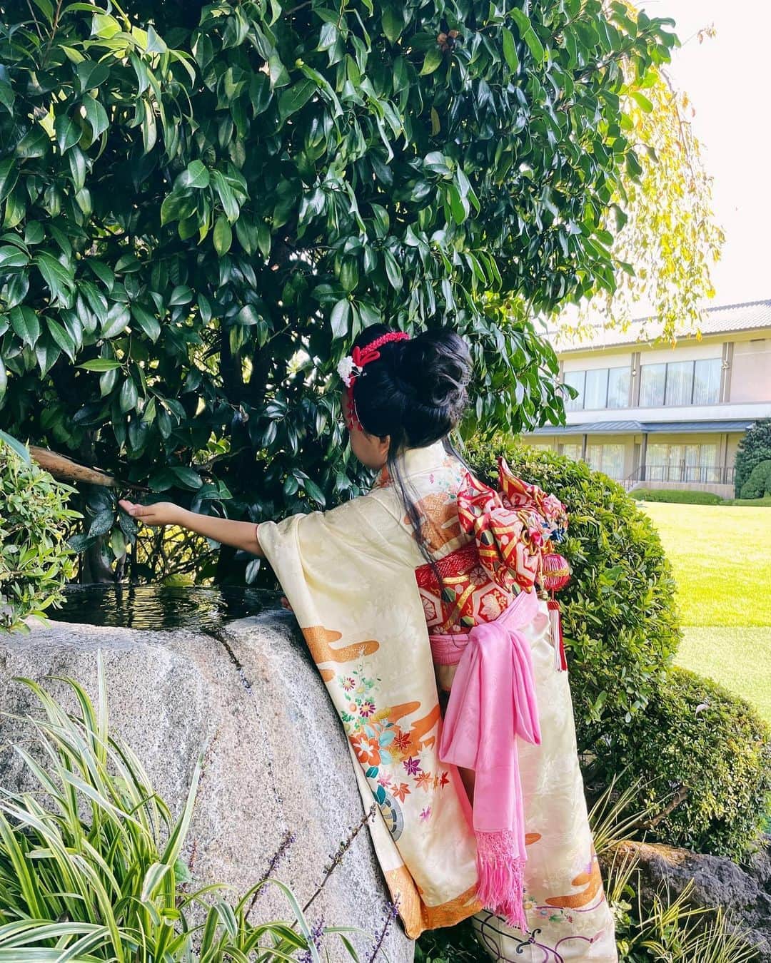 ベビちぃ。さんのインスタグラム写真 - (ベビちぃ。Instagram)「今日は七五三の写真撮影をしたよ📸 3歳のときは、赤いお着物で同じところで撮ったんだ！ わたしって大きくなったでしょ？ 1枚目の写真は泣いてるわけじゃなくて眩しかったんだ☀️ 良い天気で気持ちよかったな〜❣️ #七五三 #七五三7歳 #七五三ヘア」11月4日 16時06分 - babychi_official