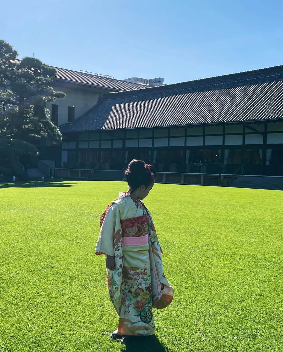 ベビちぃ。さんのインスタグラム写真 - (ベビちぃ。Instagram)「今日は七五三の写真撮影をしたよ📸 3歳のときは、赤いお着物で同じところで撮ったんだ！ わたしって大きくなったでしょ？ 1枚目の写真は泣いてるわけじゃなくて眩しかったんだ☀️ 良い天気で気持ちよかったな〜❣️ #七五三 #七五三7歳 #七五三ヘア」11月4日 16時06分 - babychi_official