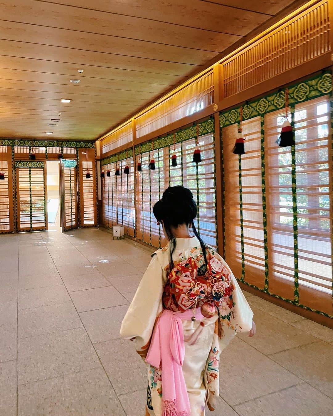 ベビちぃ。さんのインスタグラム写真 - (ベビちぃ。Instagram)「今日は七五三の写真撮影をしたよ📸 3歳のときは、赤いお着物で同じところで撮ったんだ！ わたしって大きくなったでしょ？ 1枚目の写真は泣いてるわけじゃなくて眩しかったんだ☀️ 良い天気で気持ちよかったな〜❣️ #七五三 #七五三7歳 #七五三ヘア」11月4日 16時06分 - babychi_official