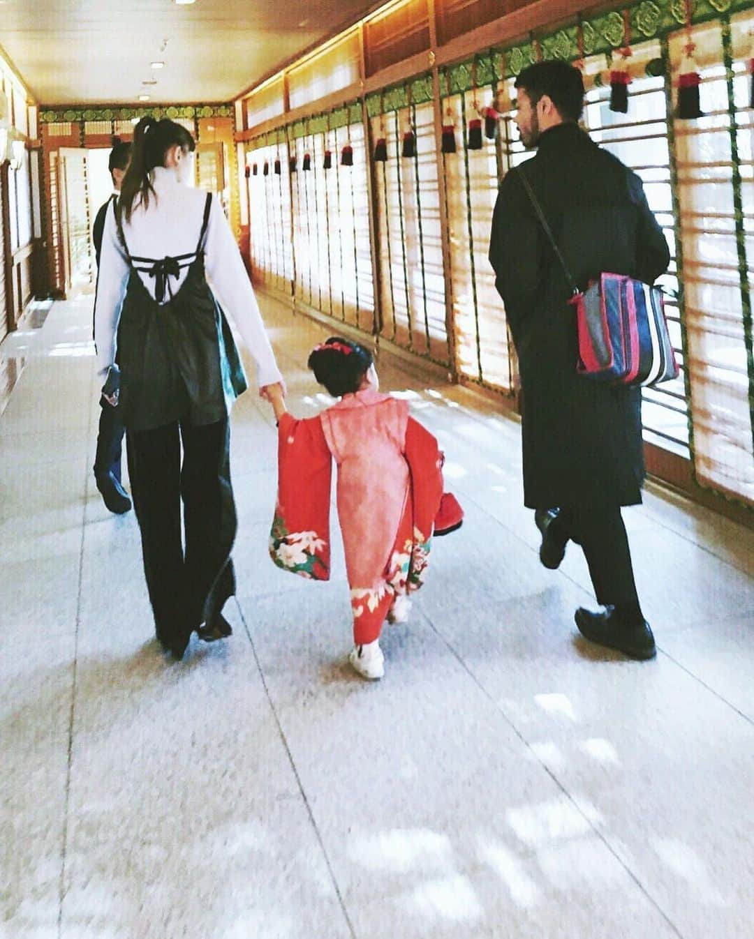 ベビちぃ。さんのインスタグラム写真 - (ベビちぃ。Instagram)「今日は七五三の写真撮影をしたよ📸 3歳のときは、赤いお着物で同じところで撮ったんだ！ わたしって大きくなったでしょ？ 1枚目の写真は泣いてるわけじゃなくて眩しかったんだ☀️ 良い天気で気持ちよかったな〜❣️ #七五三 #七五三7歳 #七五三ヘア」11月4日 16時06分 - babychi_official