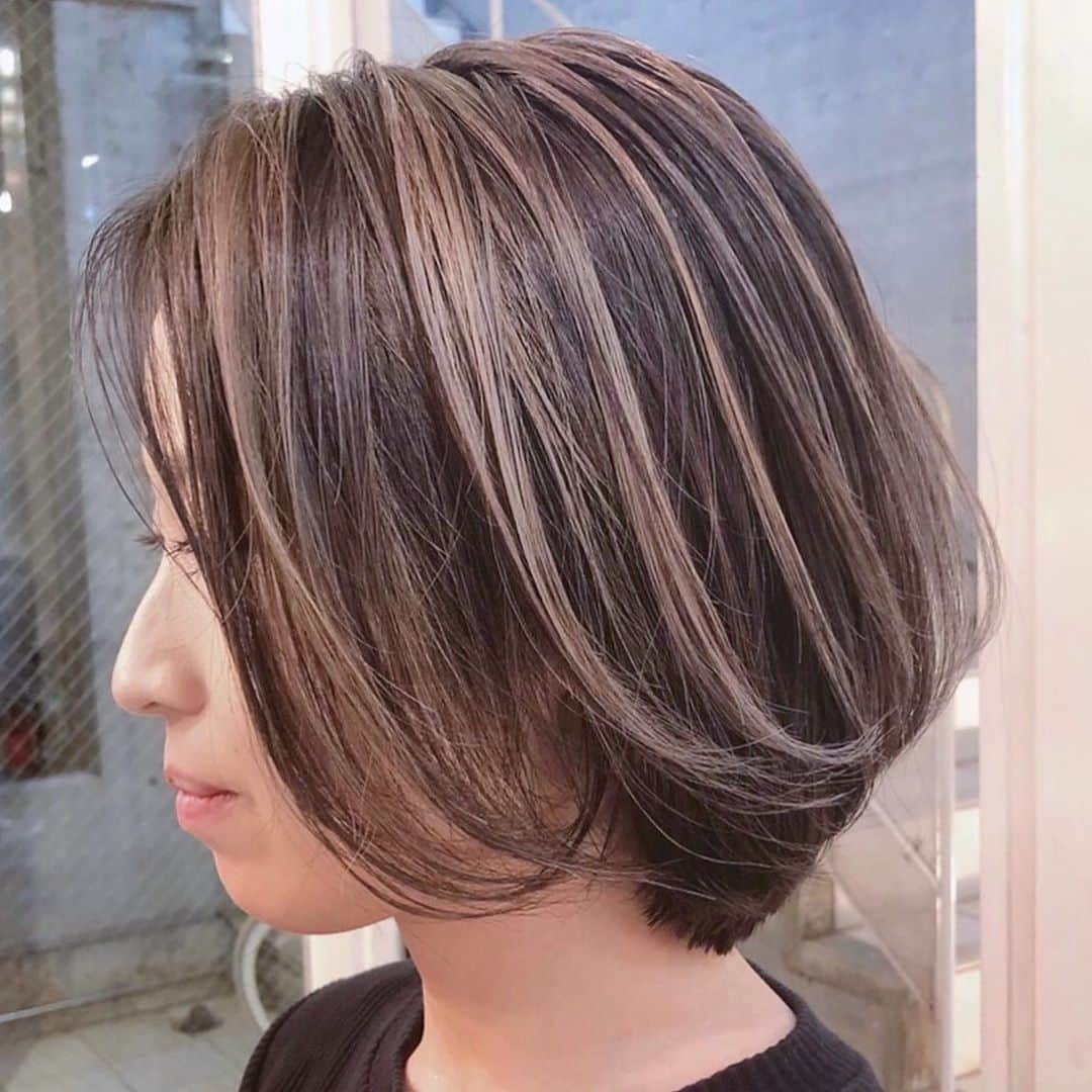 斉藤潤一のインスタグラム：「ボブのバレヤージュ ハードに動かさなくてもきれいにコントラストが出るカラーがバレイヤージュ  バレイヤージュ！  #バレイヤージュボブ  明るいカラーが好きな方は是非 . 〒150-0041 東京都渋谷区神南 ご予約はこちらへ ☞☞ TEL ☏﻿ ﻿03-3462-2093 web  roco@1cs.jp 渋谷 美容室 #rocospearz . 〒150-0041 東京都渋谷区神南1-14-9 第7FMGビルB1F . . ご予約はこちらへ ☞☞ TEL ☏﻿ ﻿03-3462-2093 web  roco@1cs.jp . ★平日  open  11:30-22:30 ★土日祝  open  11:00-21:30  #渋谷#東京#oggiotto#新宿#新宿美容室#ヘアアレンジ #外国人風#バレイヤージュ #hair#渋谷美容室 #インナーカラー#オシャレ #ダブルカラー#外国人風カラー#ショートヘア #ヘアアレンジ #ケアブリーチ  #ラベンダーアッシュ #newcolor # #tokyo #shibuya #hair #ボブスタイル #モデル#バレイヤージュカラー #バレイヤージュグラデーション」