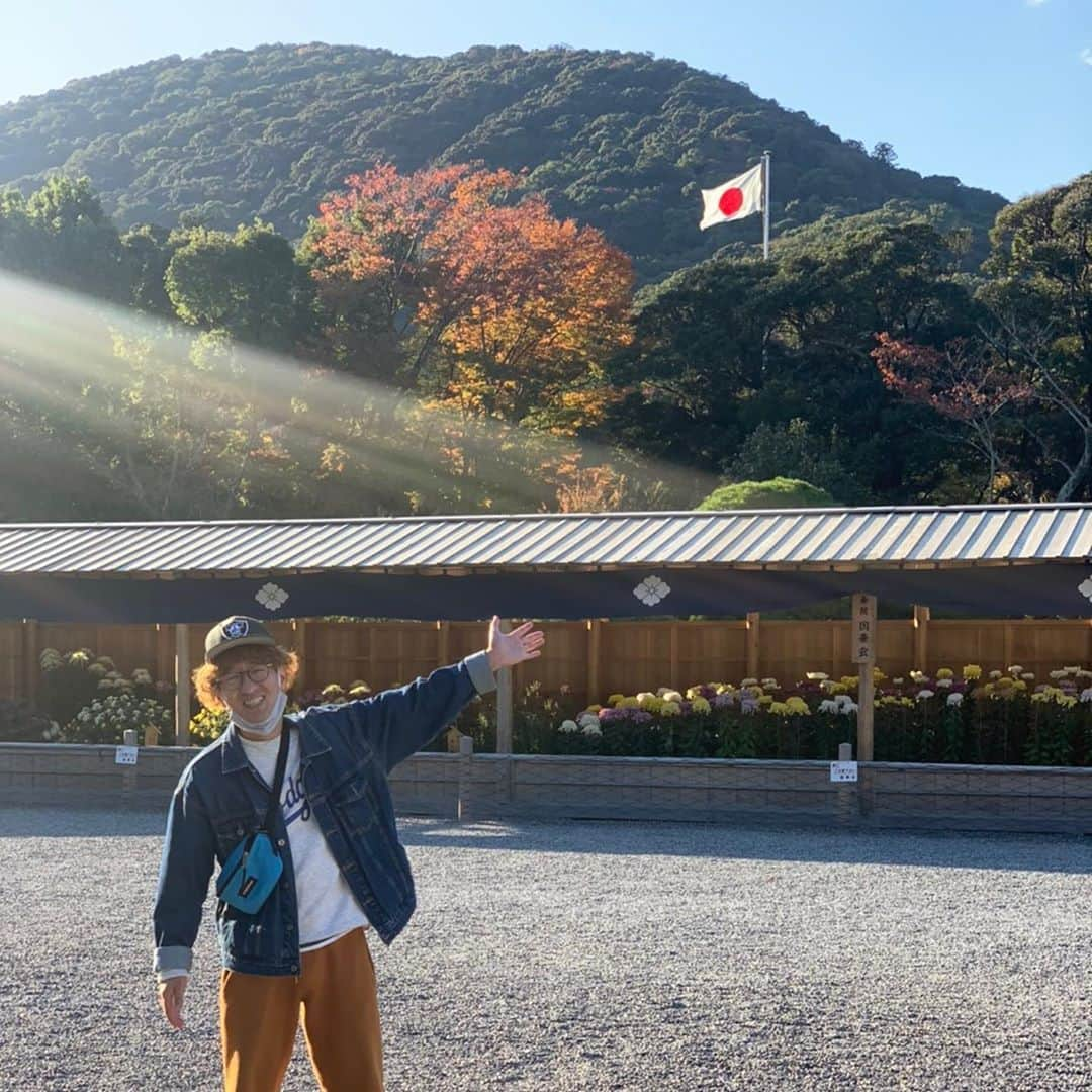 菊地智義さんのインスタグラム写真 - (菊地智義Instagram)「“自由と平和を愛し 文化をすすめる”とされてる『文化の日』に人生で初めて伊勢神宮行って来ました。 天気も最高で素晴らしかったです。 『いいおっさんの日』でもあったらしいので、どちらかと言うとそっち色のが強い旅でしたね。 #文化の日 #いいおっさんの日 #伊勢神宮 #ボンざわーるど #LLR伊藤 #キクチウソツカナイ」11月4日 16時11分 - potatokikuchi2