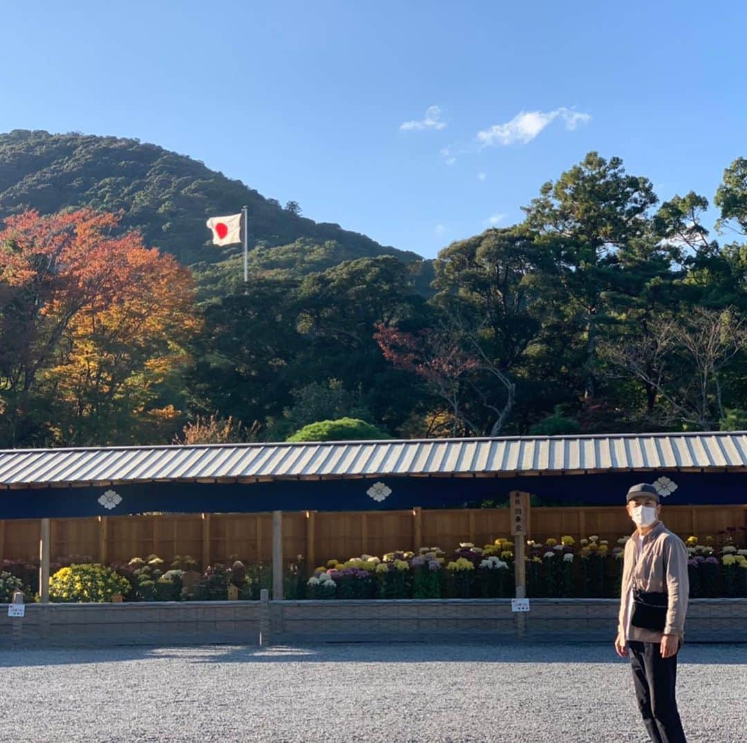 菊地智義さんのインスタグラム写真 - (菊地智義Instagram)「“自由と平和を愛し 文化をすすめる”とされてる『文化の日』に人生で初めて伊勢神宮行って来ました。 天気も最高で素晴らしかったです。 『いいおっさんの日』でもあったらしいので、どちらかと言うとそっち色のが強い旅でしたね。 #文化の日 #いいおっさんの日 #伊勢神宮 #ボンざわーるど #LLR伊藤 #キクチウソツカナイ」11月4日 16時11分 - potatokikuchi2