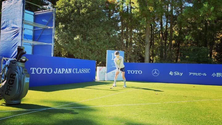 藤本麻子のインスタグラム：「TOTO JAPAN CLASSIC 今日は練習ラウンドでしたー🏌🏻‍♀️ TOTOの青い看板、素敵☺️💙 . てゆーか全然話変わるけど、 ファンのみんな元気かなぁ🙄？ １年も会えんとやっぱさみしいなぁ〜 でもこんな時こそ離れていても心を一つに☺️❗️ですね👍🏻 ポジティブに元気に過ごしたいっす😆👌🏻🧡」