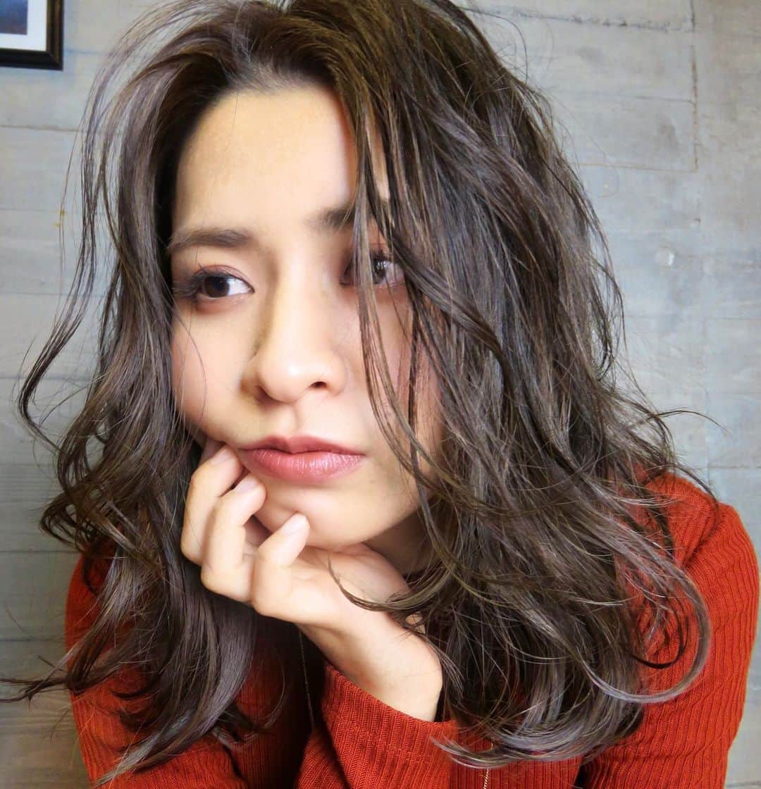 斉藤潤一のインスタグラム：「キメなくてもオシャレパーマ ルーズな動きぐミステリアス感を出します。 手入れやスタイリングもすごく楽です。  #パーマ　#ヘア #ヘアスタイル」